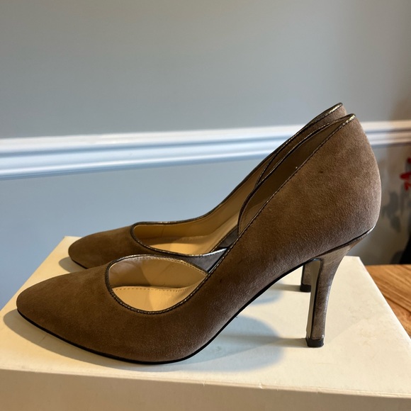 Anne Klein Tan Suede Stunning and comfy heels - Excellent cond.!Size 7 1/2 - Picture 5 of 8